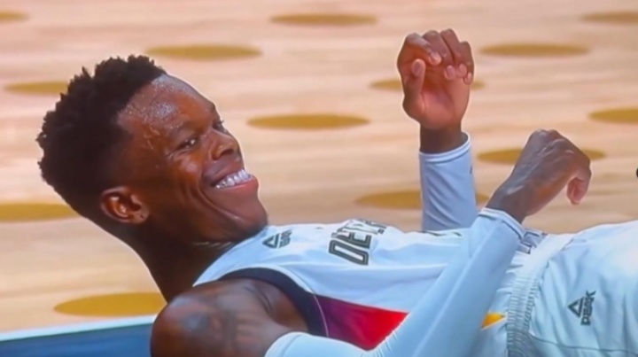 造到东契奇进攻犯规 施罗德躺在地上面露微笑